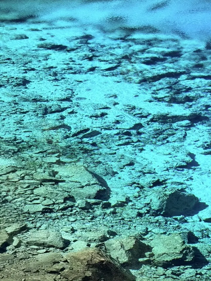 藍色湖水